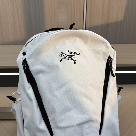 Arc\'teryx Mantis 26L White Backpack | Multi-functional Outdoor Commuter Backpack